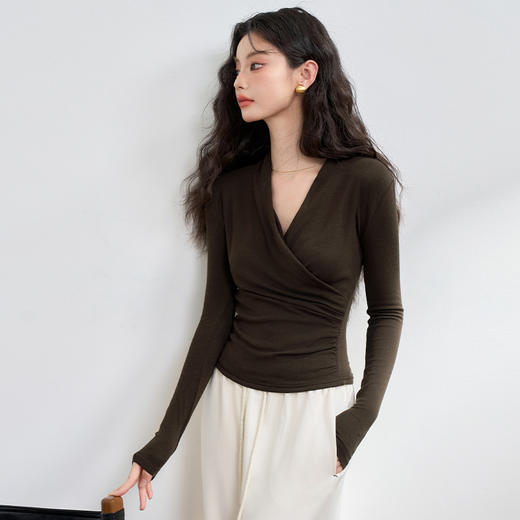 西遇设计感通勤风优雅交叉长袖T恤女高级感修身打底衫V0043126 商品图4