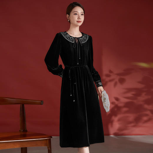 QS-82498308秋冬新款重工刺绣云肩真丝丝绒连衣裙女桑蚕丝修身长袖小黑裙8308 商品图0