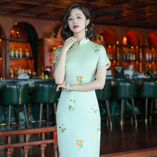 OY-24261中国风优雅气质旗袍夏季2024新款年轻款缎面刺绣日常改良款24261 商品图2