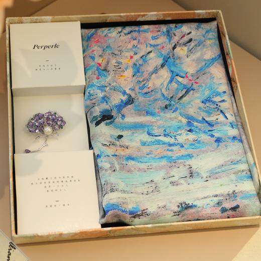 【甄珠贝·油画系列】70*70cm粉紫浪漫双面异色丝羊毛丝巾和【秘境蝶生】淡水珍珠蒲公英胸花礼盒套装 商品图0