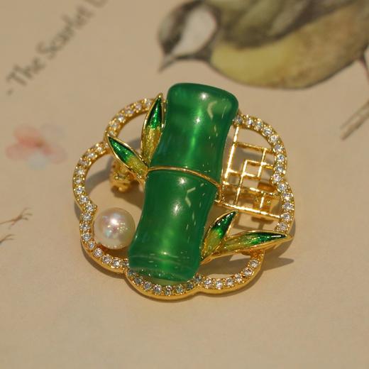 【甄珠贝·国风系列】70*70cm双面异色熊猫丝羊毛丝巾和天然淡水正圆绿竹胸花礼盒套装【适合送外宾】 商品图1