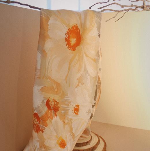 【甄珠贝·花卉系列】70*70cm活力橙花朵丝巾和【秘境蝶生】淡水珍珠蝴蝶胸花礼盒套装 商品图4