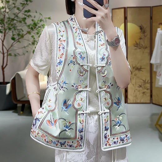 KDS-2550新中式国风重工刺绣马甲女装批发中国风改良马夹醋酸盘扣高档坎肩 商品图3