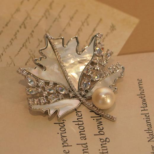 【甄珠贝·国风系列】90*90cm清冷感青瓷丝巾和【秘境蝶生】淡水珍珠枫叶胸花礼盒套装【适合送外宾】 商品图1