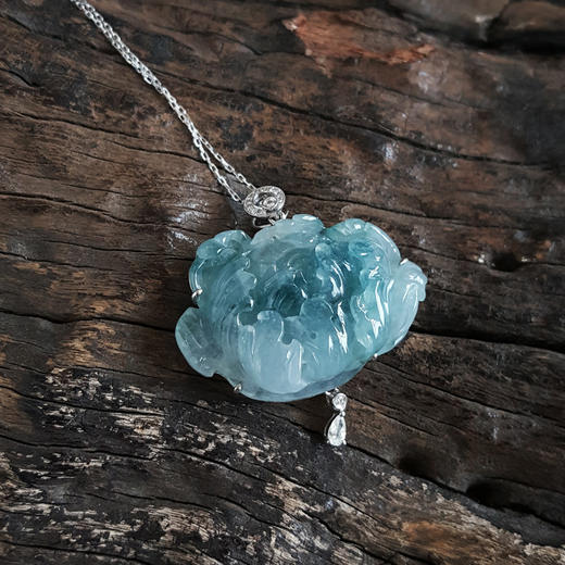 【天然正品】AU750白金镶钻镶天然糯冰种飘蓝花牡丹花造型翡翠吊坠项链220824NJM26 现售价：3280 商品图3