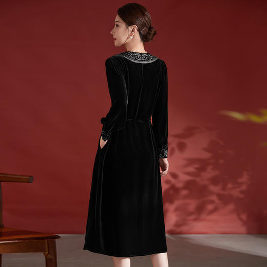 QS-82498308秋冬新款重工刺绣云肩真丝丝绒连衣裙女桑蚕丝修身长袖小黑裙8308 商品图3