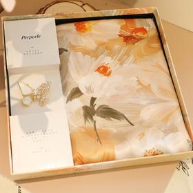 【甄珠贝·花卉系列】70*70cm活力橙花朵丝巾和【秘境蝶生】淡水珍珠蝴蝶胸花礼盒套装