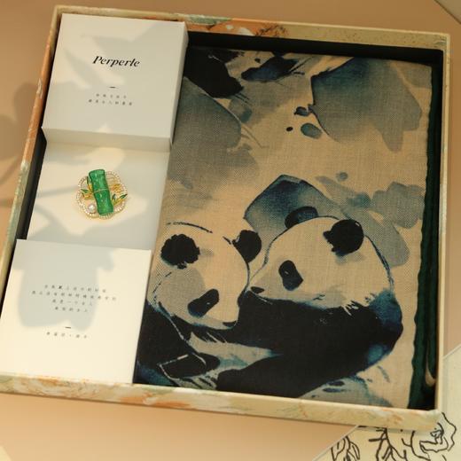 【甄珠贝·国风系列】70*70cm双面异色熊猫丝羊毛丝巾和天然淡水正圆绿竹胸花礼盒套装【适合送外宾】 商品图0