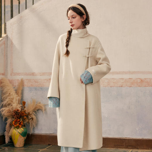 【暖冬内购】两三事庭下玉立2024冬季新款复古盘扣立领羊毛呢外套女呢大衣 商品图1