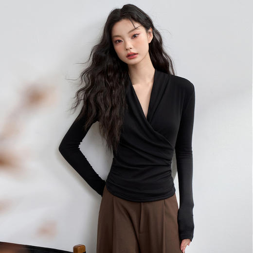 西遇设计感通勤风优雅交叉长袖T恤女高级感修身打底衫V0043126 商品图3