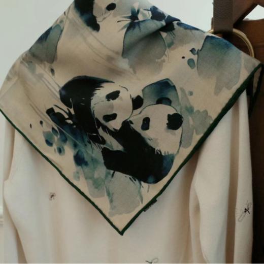 【甄珠贝·国风系列】70*70cm双面异色熊猫丝羊毛丝巾和天然淡水正圆绿竹胸花礼盒套装【适合送外宾】 商品图6