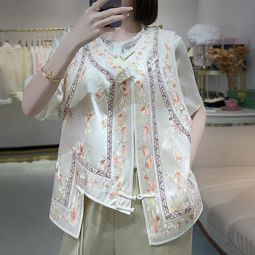 KDS-2549秋季国风醋酸重工刺绣马甲复古斜襟盘扣马夹 商品图1