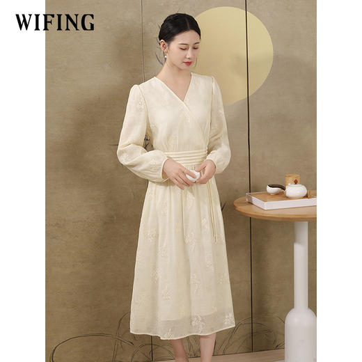 杏色天丝刺绣连衣裙春季新款女装新中式国风显瘦裙子 商品图1