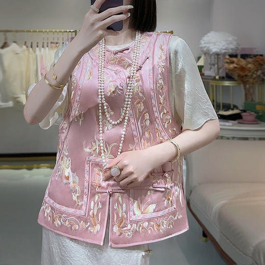 KDS-2549秋季国风醋酸重工刺绣马甲复古斜襟盘扣马夹 商品图2