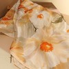 【甄珠贝·花卉系列】70*70cm活力橙花朵丝巾和【秘境蝶生】淡水珍珠蝴蝶胸花礼盒套装 商品缩略图3