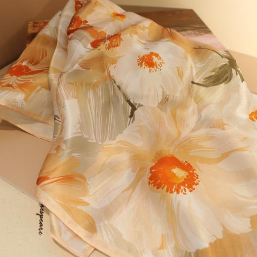 【甄珠贝·花卉系列】70*70cm活力橙花朵丝巾和【秘境蝶生】淡水珍珠蝴蝶胸花礼盒套装 商品图3