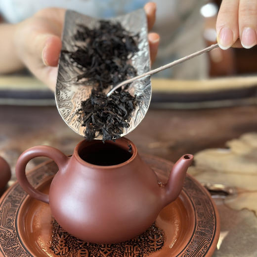 中秋节｜【武夷岩茶·金奖大红袍&金奖肉桂】正岩坑涧系列，尊享高端红色皮质礼盒，武夷山天心岩村大红袍双状元陈波老师匠心制作，核心地理正岩好茶，值得信赖追捧，自饮办公宴请商务礼赠优选，规格：250g 商品图3