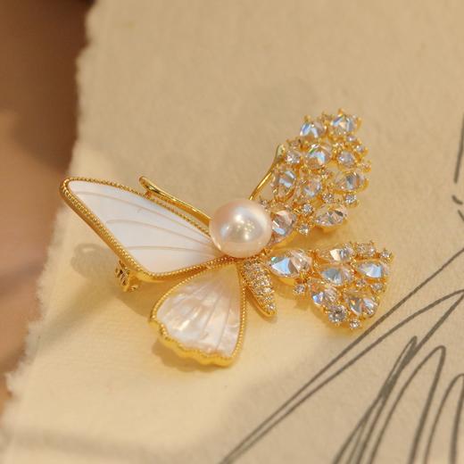 【甄珠贝·花卉系列】70*70cm活力橙花朵丝巾和【秘境蝶生】淡水珍珠蝴蝶胸花礼盒套装 商品图1