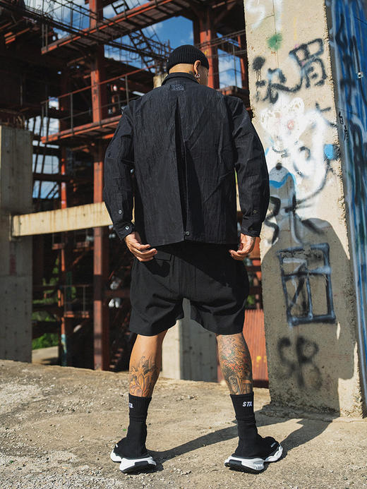 BK2024秋季黑色褶皱拼接衬衣 商品图2