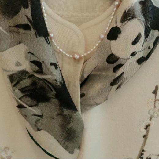 【甄珠贝·国风系列】70*70cm双面异色熊猫丝羊毛丝巾和天然淡水正圆绿竹胸花礼盒套装【适合送外宾】 商品图5