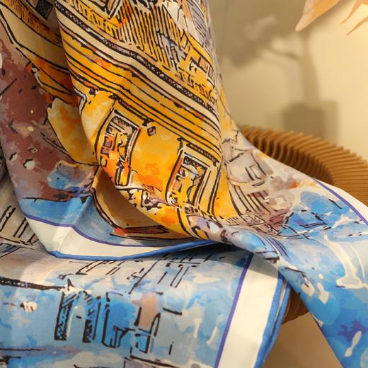 【甄珠贝·油画系列】90*90cm里约之城丝巾和【秘境蝶生】淡水珍珠四叶草胸花礼盒套装 商品图3