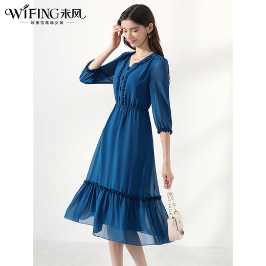 未风克莱因蓝V领连衣裙女秋2024年秋季新款女装气质收腰长款裙子 商品图2