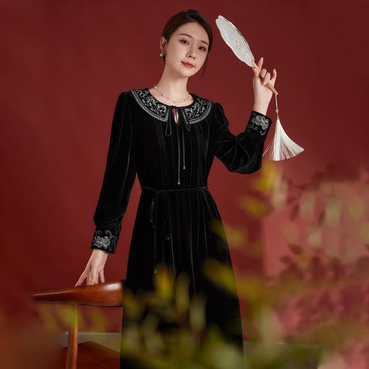 QS-82498308秋冬新款重工刺绣云肩真丝丝绒连衣裙女桑蚕丝修身长袖小黑裙8308 商品图1