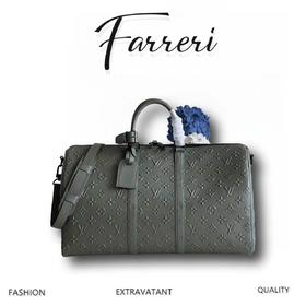 驴家 M57968 Keepall BANDOULIèRE 旅行袋于细腻牛皮表面压印经典 Monogram 元素，其别致质感仿若旧时信件封蜡！