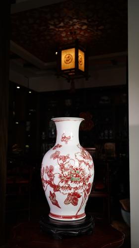 釉里红国色天香赏瓶