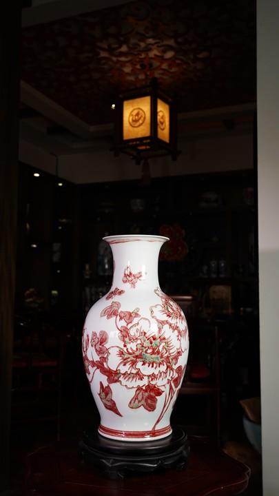 釉里红国色天香赏瓶 商品图0