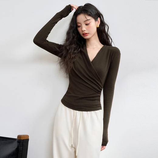 西遇设计感通勤风优雅交叉长袖T恤女高级感修身打底衫V0043126 商品图2