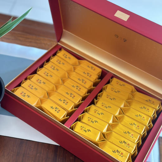 中秋节｜【武夷岩茶·金奖大红袍&金奖肉桂】正岩坑涧系列，尊享高端红色皮质礼盒，武夷山天心岩村大红袍双状元陈波老师匠心制作，核心地理正岩好茶，值得信赖追捧，自饮办公宴请商务礼赠优选，规格：250g 商品图1