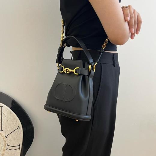 迪奥 C'est Dior 可拆卸可调节肩带 老牛皮革 水桶包手提单肩包 中号小号 女款 黑色（HH） 商品图4