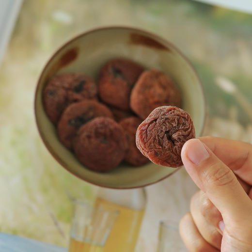 紫苏梅饼 厚厚地梅饼夹着一片紫苏 迷人的香气一口停不下来 商品图3