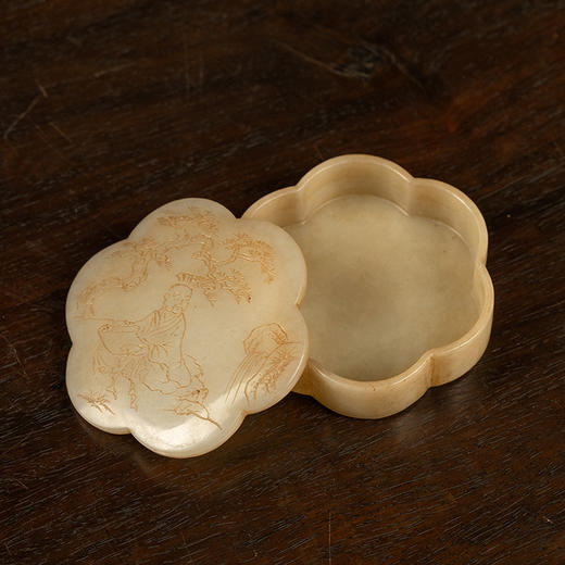 清 玉雕松下高仕梅花形香盒 商品图1