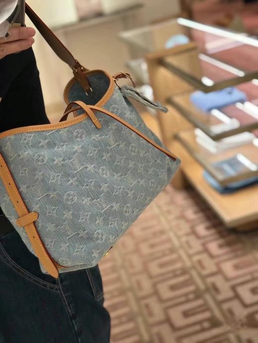 驴家|lv Carryall Sky Denim系列 PM 字母徽标可调节肩带 帆布拼皮革 帆布包手提单肩包 小号 女款 蓝色（CB） 商品图8