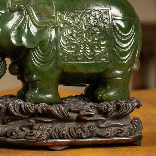 清 碧玉雕太平有象摆件及红木座（一对） 商品图3