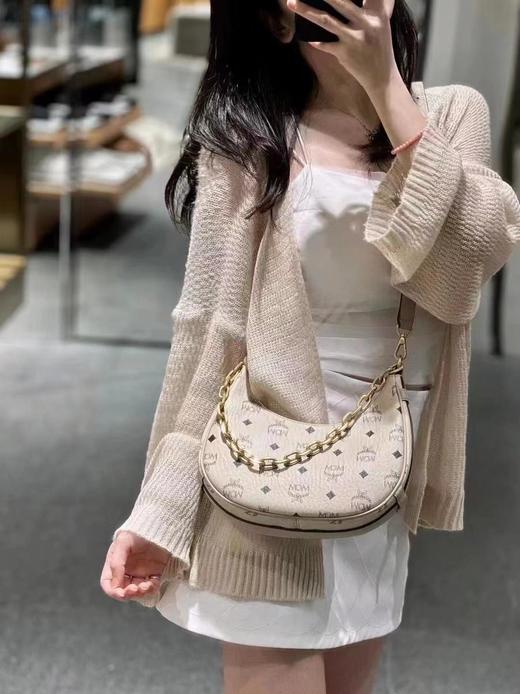 MCMHobo新款米白色半月包（CB） 商品图1