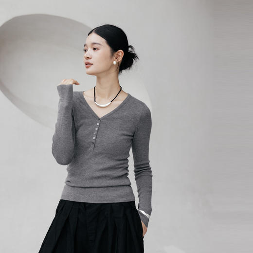 绽放旅行女装552朵/早秋多色v领半开襟简约轻薄百搭紧身套头毛衫 商品图3