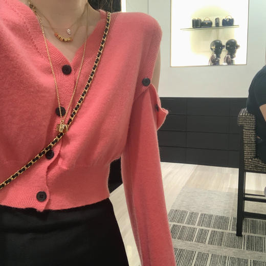 金蘑菇菇【弗洛伊德玫瑰】纸片人v领小短款设计感露肩小开衫 商品图9