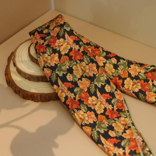 【甄珠贝·花卉系列】53*53cm复古枫叶丝巾和【秘境蝶生】淡水珍珠枫叶胸花礼盒套装 商品图3