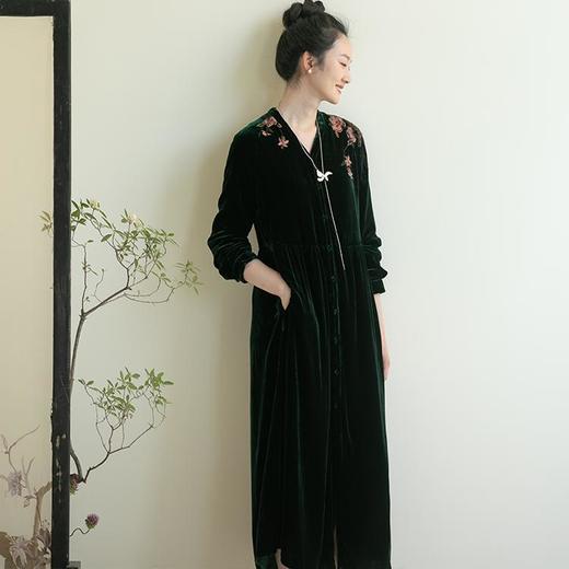 牧衣游原创丝绒手工刺绣连衣裙 限量福利款 暮雪【不支持会员折】 商品图1