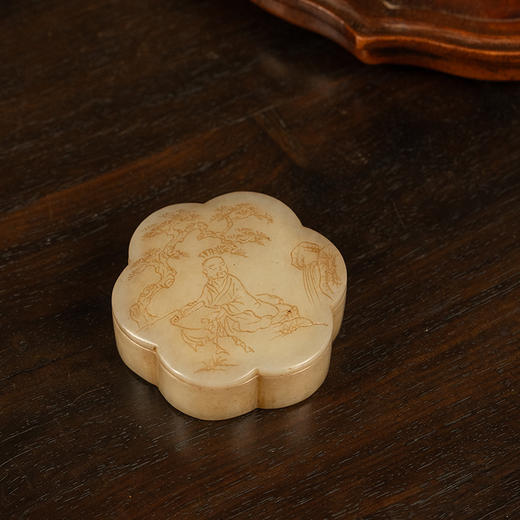 清 玉雕松下高仕梅花形香盒 商品图4