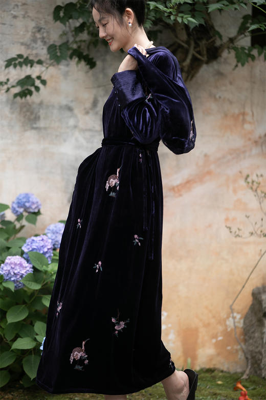 牧衣游原创 匹绣丝绒连衣裙新款圆领宽松优雅新中式长裙 小梅娇 商品图5