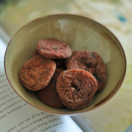 紫苏梅饼 厚厚地梅饼夹着一片紫苏 迷人的香气一口停不下来 商品图4