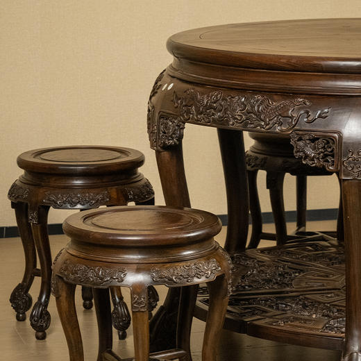清 红木镶瘿木浮雕狮子滚绣球双拼圆桌及圆凳成套（一桌六凳） 商品图1