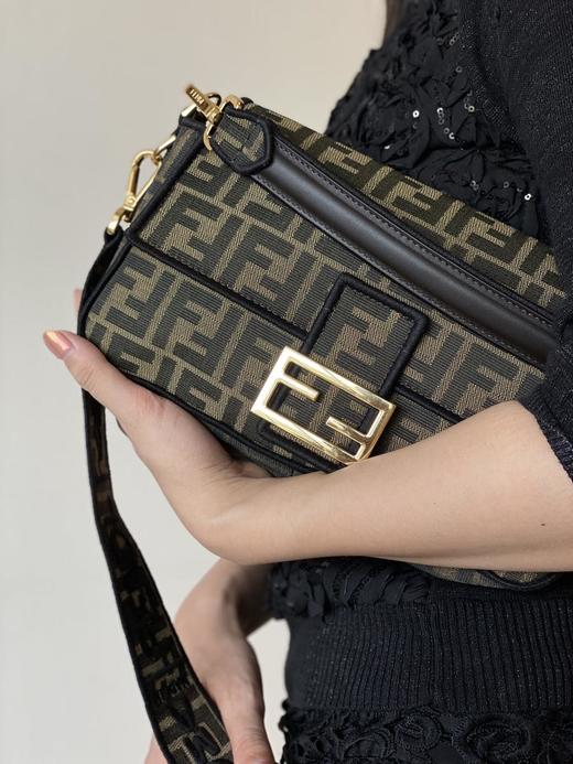 芬迪中号Baguett老花刺绣法棍（CB） 商品图5