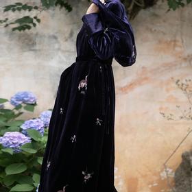 牧衣游原创 匹绣丝绒连衣裙新款圆领宽松优雅新中式长裙 小梅娇