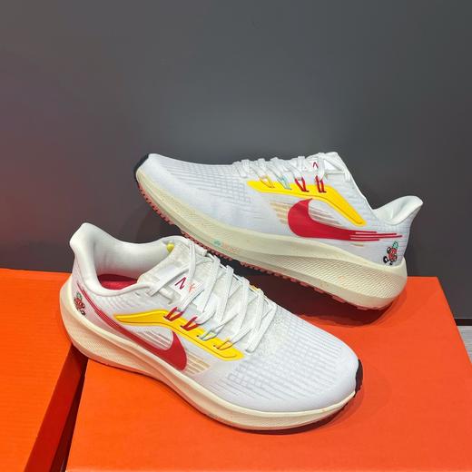 点此购买 耐克Air Zoom Pegasus 飞马39代男女款全掌气垫运动鞋 98 296275 商品图7