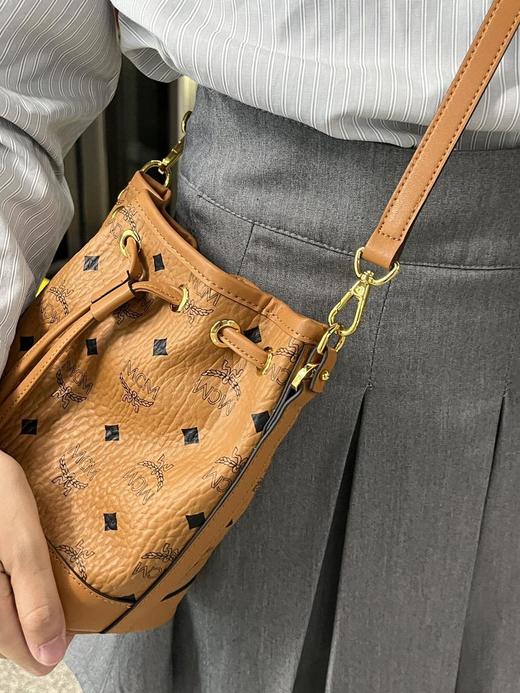 MCM Dessau Visetos 经典花纹老花满印抽绳闭合 人造革皮革 水桶包斜挎单肩手提包 迷你 女款 棕色干邑色（CB） 商品图1